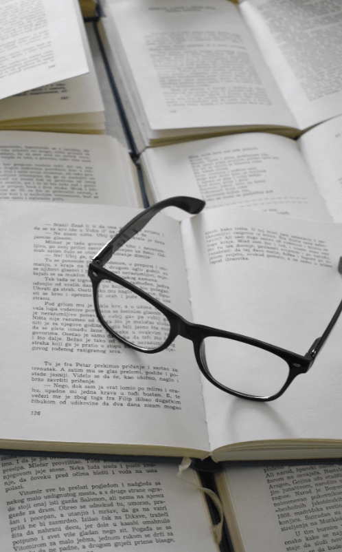 Des lunettes sur un livre